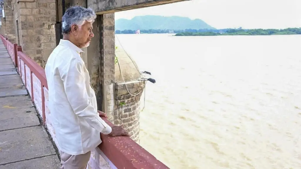 Naidu inspects Godavari water diversion for Krishna Delta irrigation
