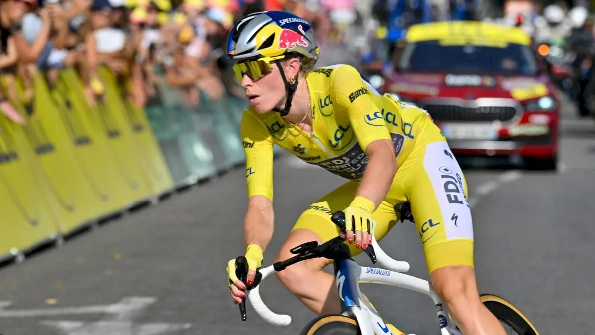 Vollering defends Tour de France Femmes lead by 8 seconds