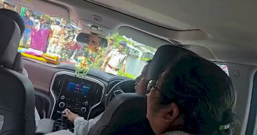 Mamata Banerjee's vehicle attacked with stones, mud and slippers