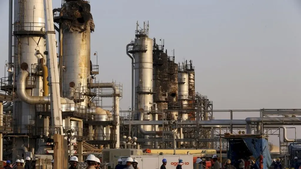 Houthi attacks kill 11 in Yemen port, target Saudi oil refinery