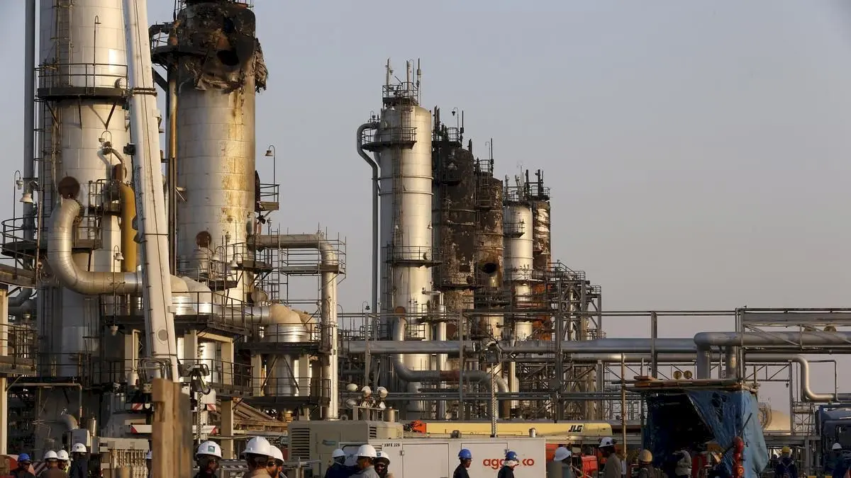 Houthi attacks kill 11 in Yemen port, target Saudi oil refinery