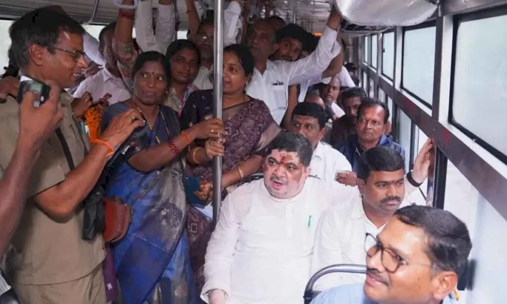 Ponnam Prabhakar flags off City Metro Express buses in Karimnagar