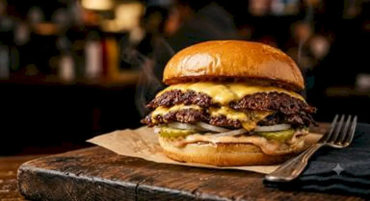 Smashburger: thin patty with crisp edges, born in 1960s diner