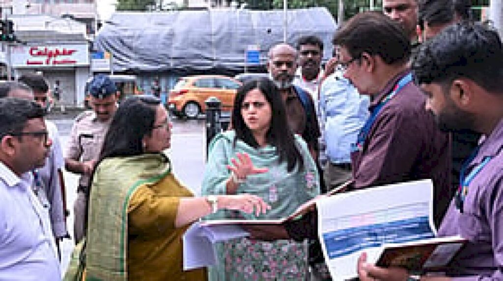 mumbai:-bmc-chief-ashwini-bhide-inspects-‘pedestrian-first’-drive,-orders-removal-of-illegal-hawkers-&-encroachments-from-footpaths