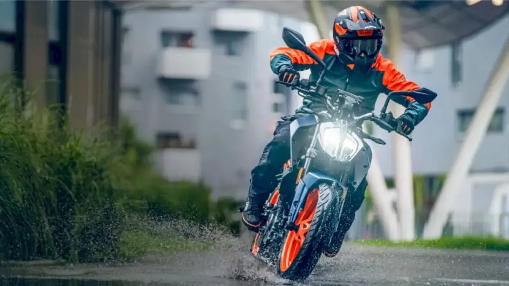 KTM hikes 160 Duke and RC 160 prices; RC 160 now over Rs 2 lakh