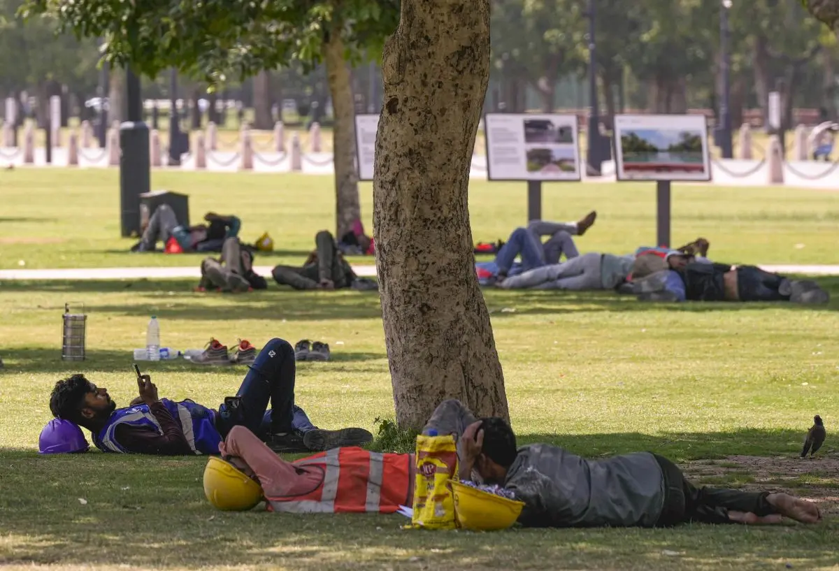 Delhi’s minimum temperature two notches above normal at 28.4°C