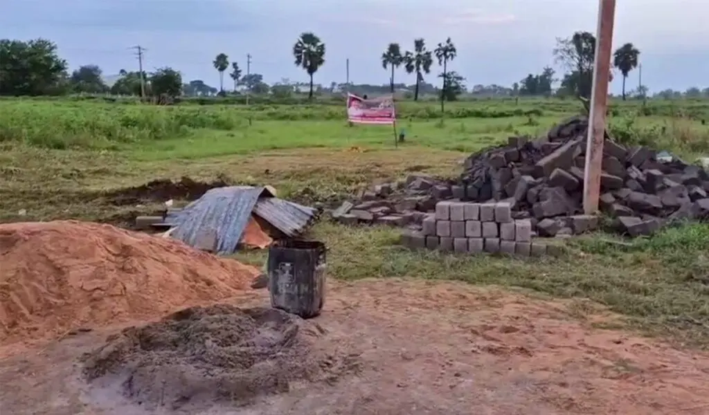BRS protests after Narsampet civic body razes statue pedestal of ex-MLA