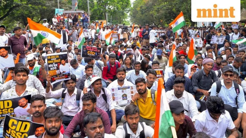 Jharkhand police lathi-charge job aspirants, water cannons used