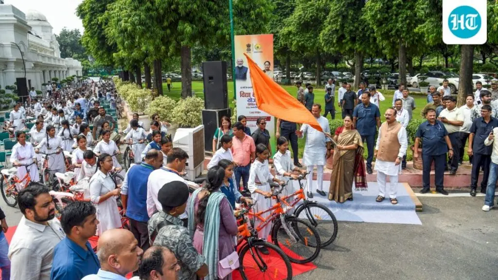 Delhi CM gives 200 bicycles to Class 9 girls under scheme