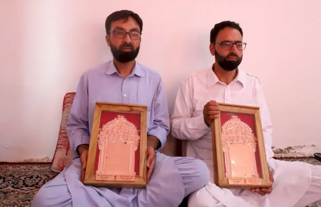 Two Kani weavers from Kashmir get National Handloom Award