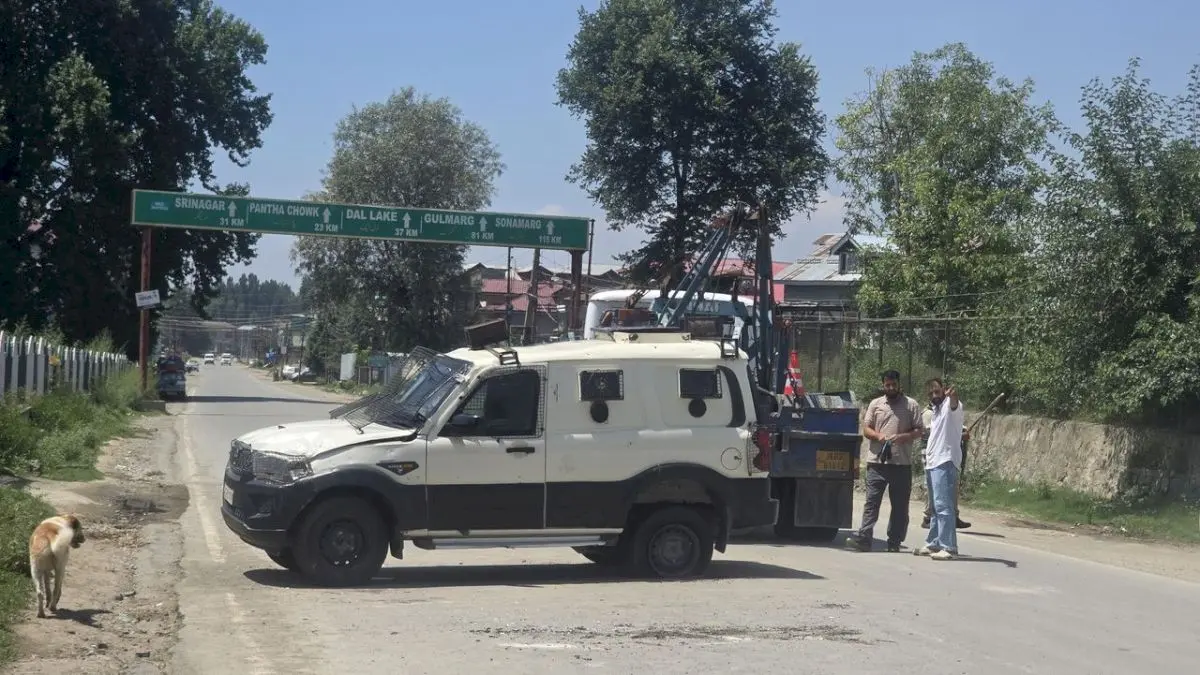 DSP, two PSOs injured in Awantipora after bulletproof vehicle tyre burst