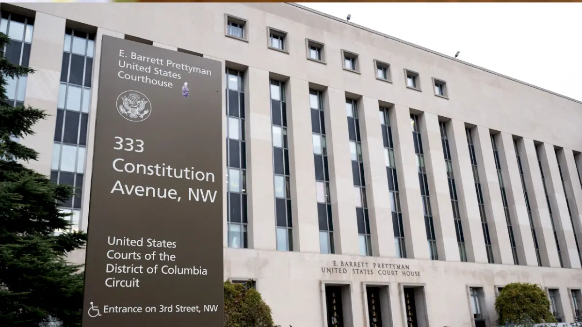 Jurors find hidden evidence in defendant's jacket during US trial