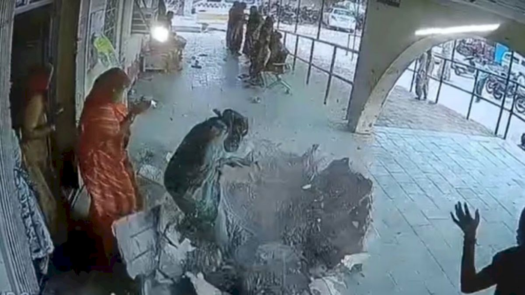 rajasthan-hospital-entrance-canopy-collapses-on-woman,-incident-captured-on-cctv