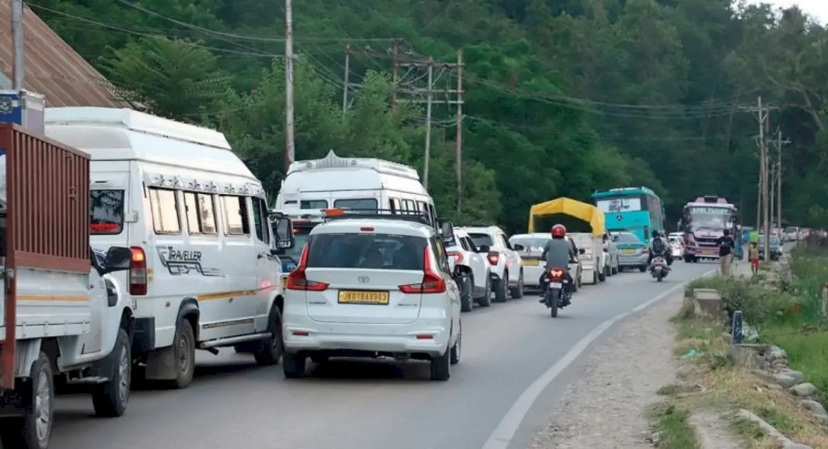 Baramulla-Uri highway closure strands hundreds for hours