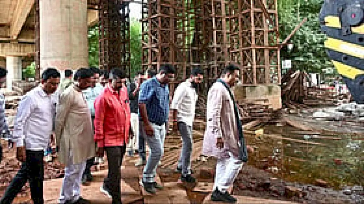 Hubballi MLA pulls up officials over drain narrowing road