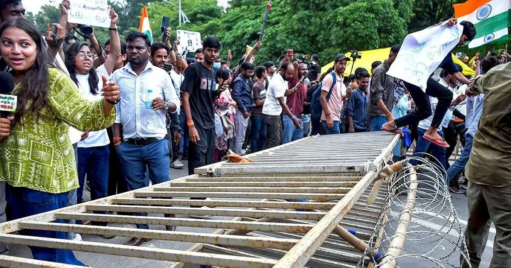 Rahul Gandhi slams police force on Jharkhand student protesters