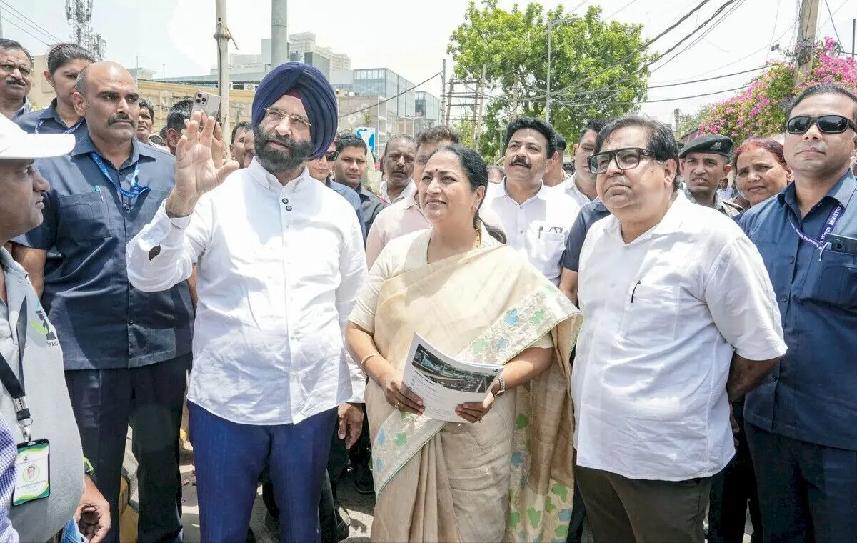 Delhi CM Gupta inspects dust catchers, plans smart registrar offices