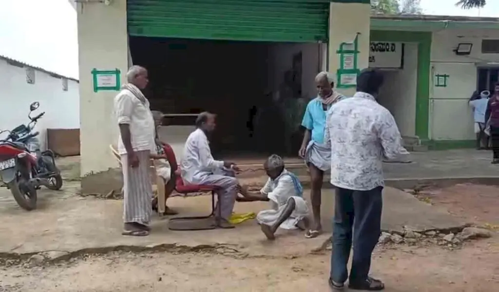 Elderly farmer touches PACS staffer's feet for urea in Medak