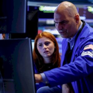 Chip Stocks Slide as Markets Weigh Hormuz Talks and Earnings