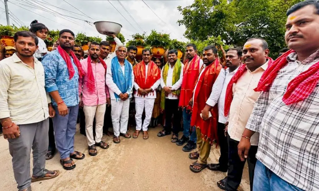 Ex-MLA Anjaiah Yadav joins Bonalu procession in Shadnagar