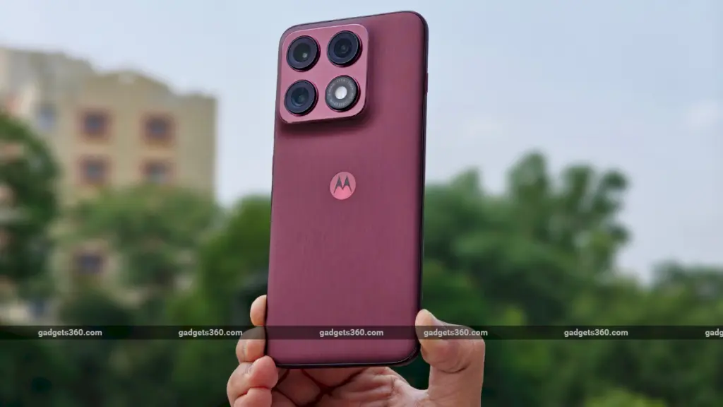 Motorola begins Android 17 rollout for Razr, Edge, Moto G