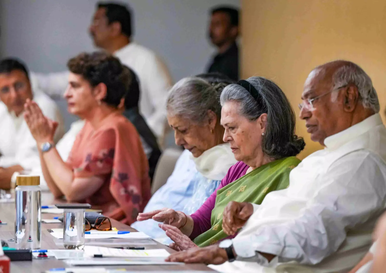 Congress limits Vande Mataram to two stanzas, BJP hits back