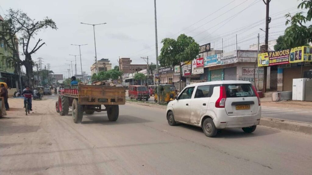 Barkas-Pahadishareef Road Faces Potholes and Poor Lighting
