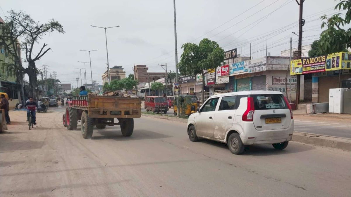 Barkas-Pahadishareef Road Faces Potholes and Poor Lighting