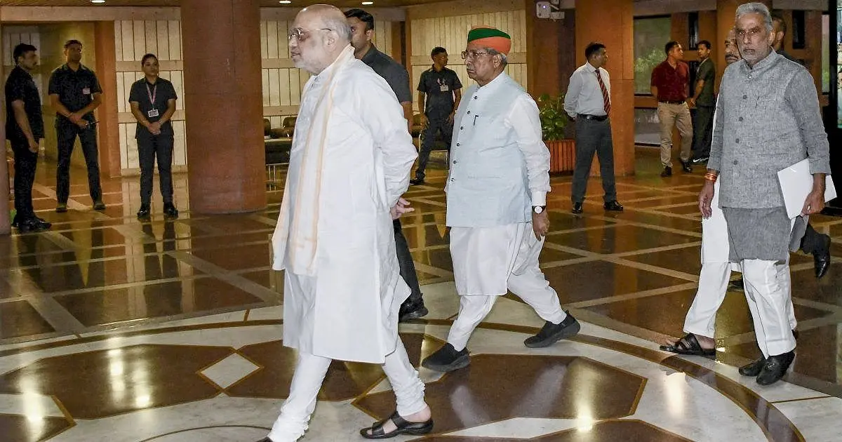 Shah offers 24-hour debate on NEET protests, Rahul retorts