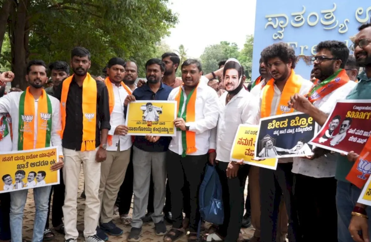 BJP Yuva Morcha protests in Bengaluru over Nagendra scam row