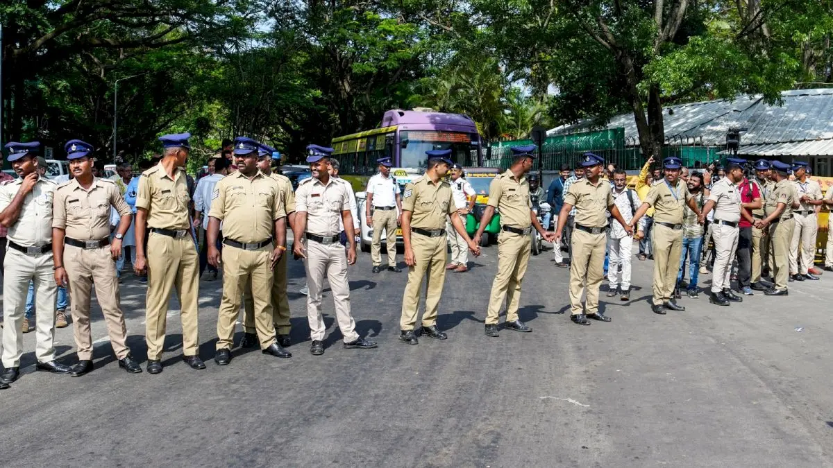 Karnataka bandh: schools and banks open, security tight
