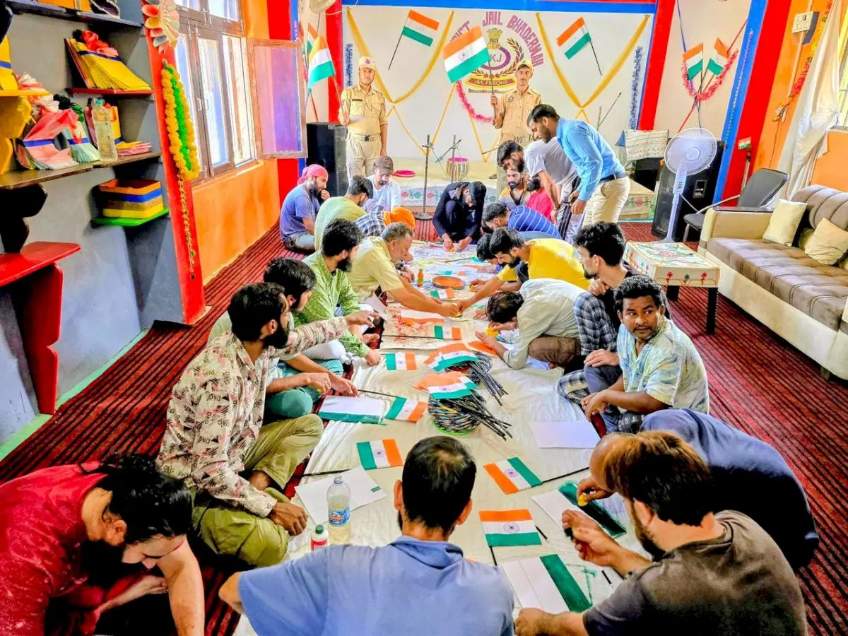 Bhaderwah jail inmates make tricolours for students, security forces