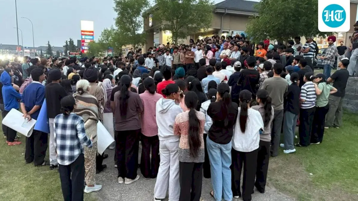 Canada border agents check status of Indian students at protest