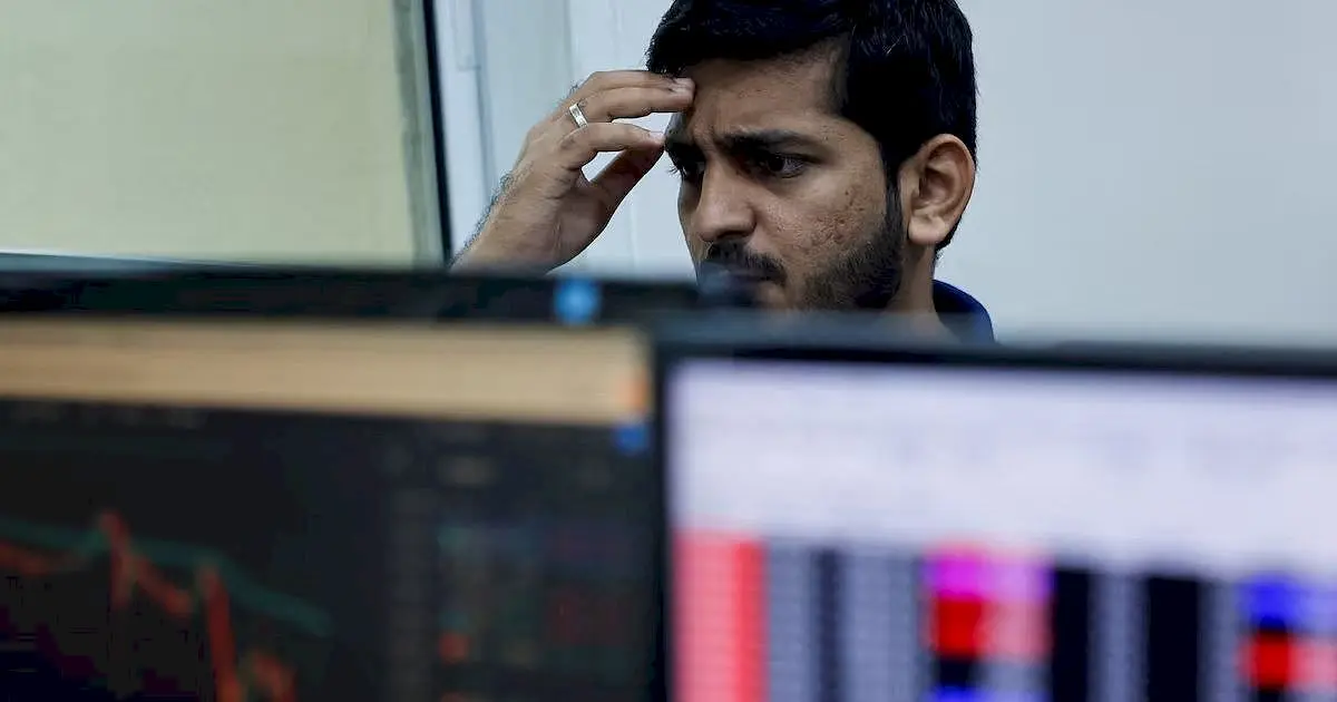 Sensex falls 172 points, Nifty 90 on crude oil fears