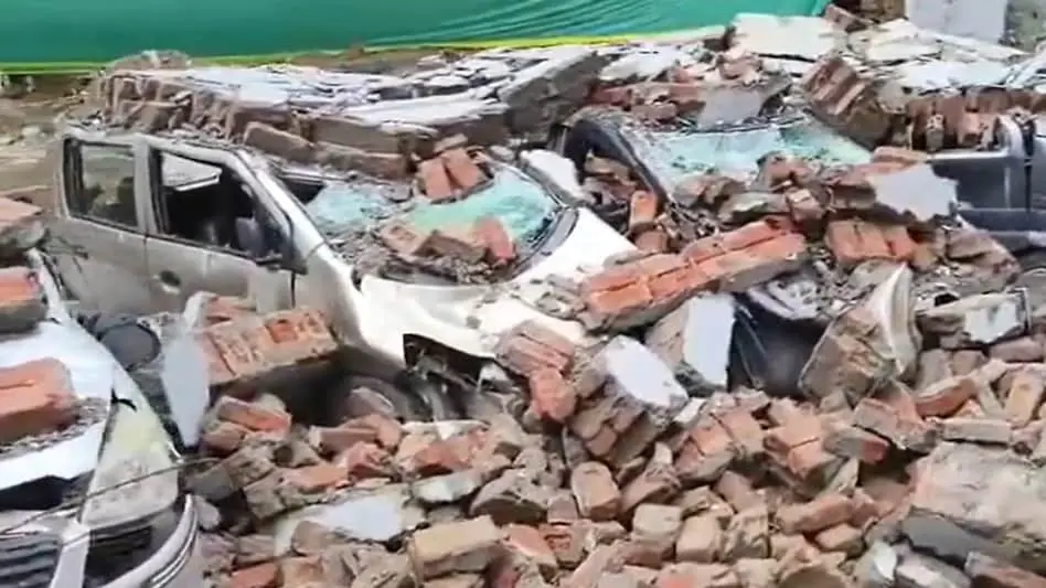 Deewali mein parking diwar giri, 9 gaadiyan kharab