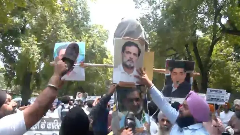 Sikh leaders protest at Rahul Gandhi's home over Sajjan Kumar remark