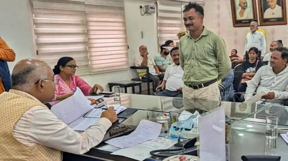Kanpur DM tells pan masala chewer his spit is his weapon