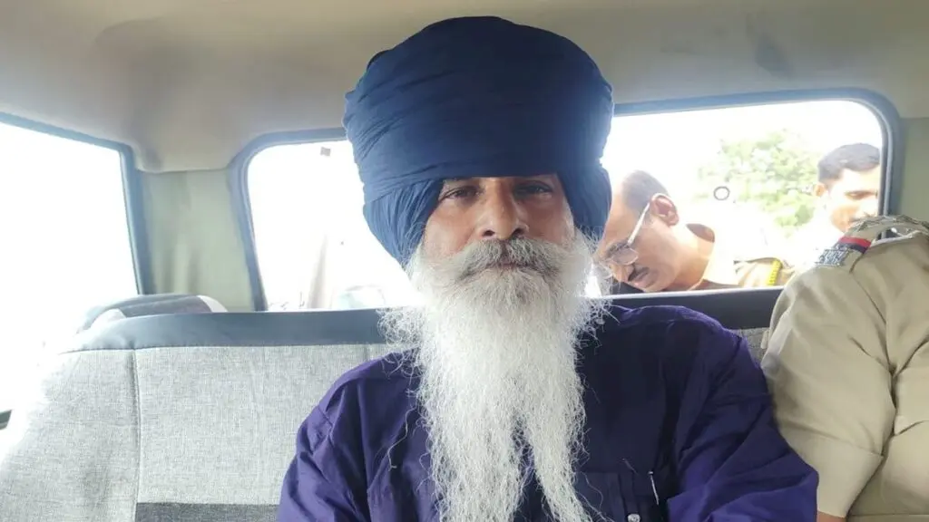 Pune lawyer attacks Sukhbir Singh Badal in Nanded gurdwara