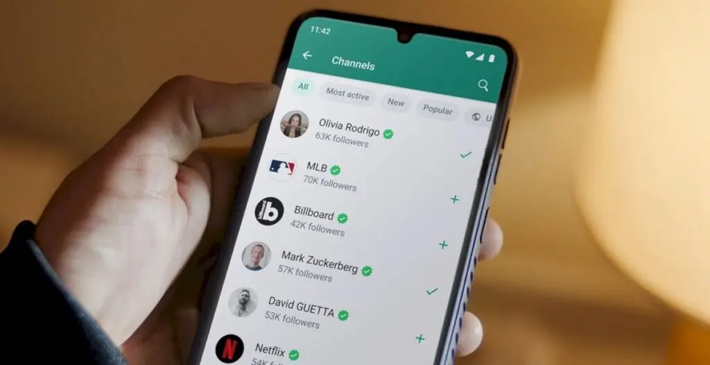 WhatsApp iOS Beta Tests Animated Wallpapers for Chat Themes
