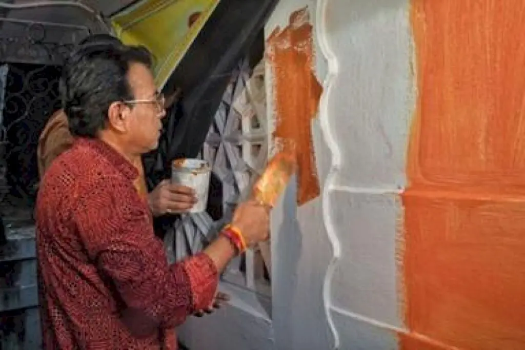 Kolkata art academy room repainted saffron, white, saffron