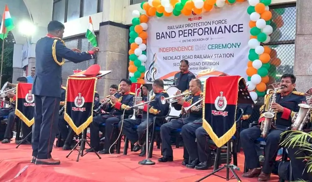 RPF band performs patriotic show at Begumpet station