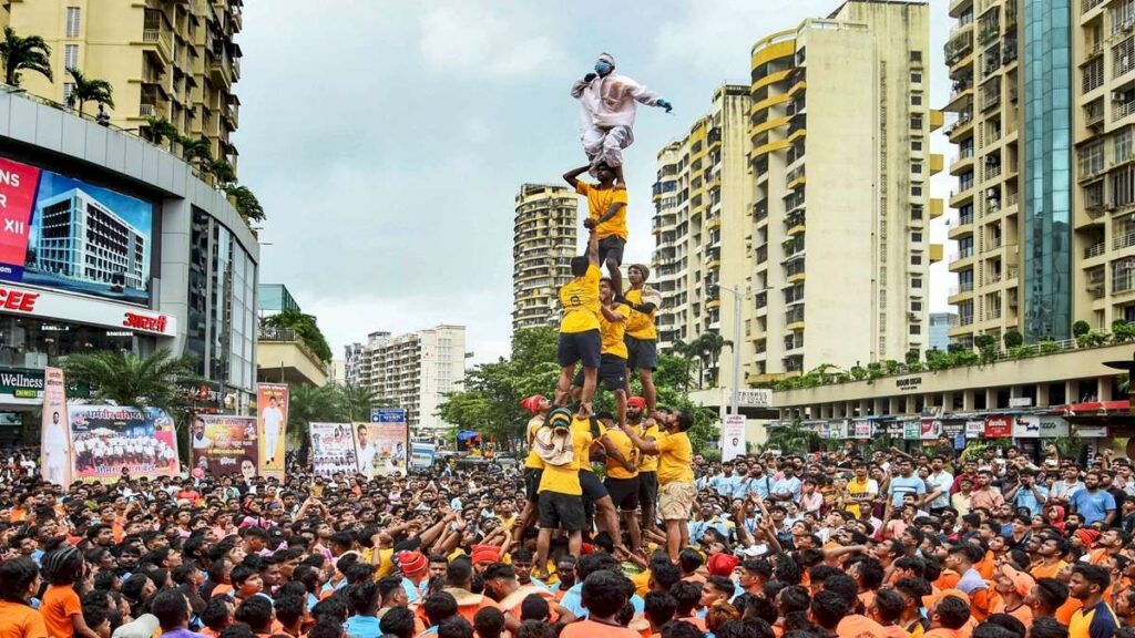 Maharashtra Announces Rs 10 Lakh Cover for 1.6 Lakh Govindas