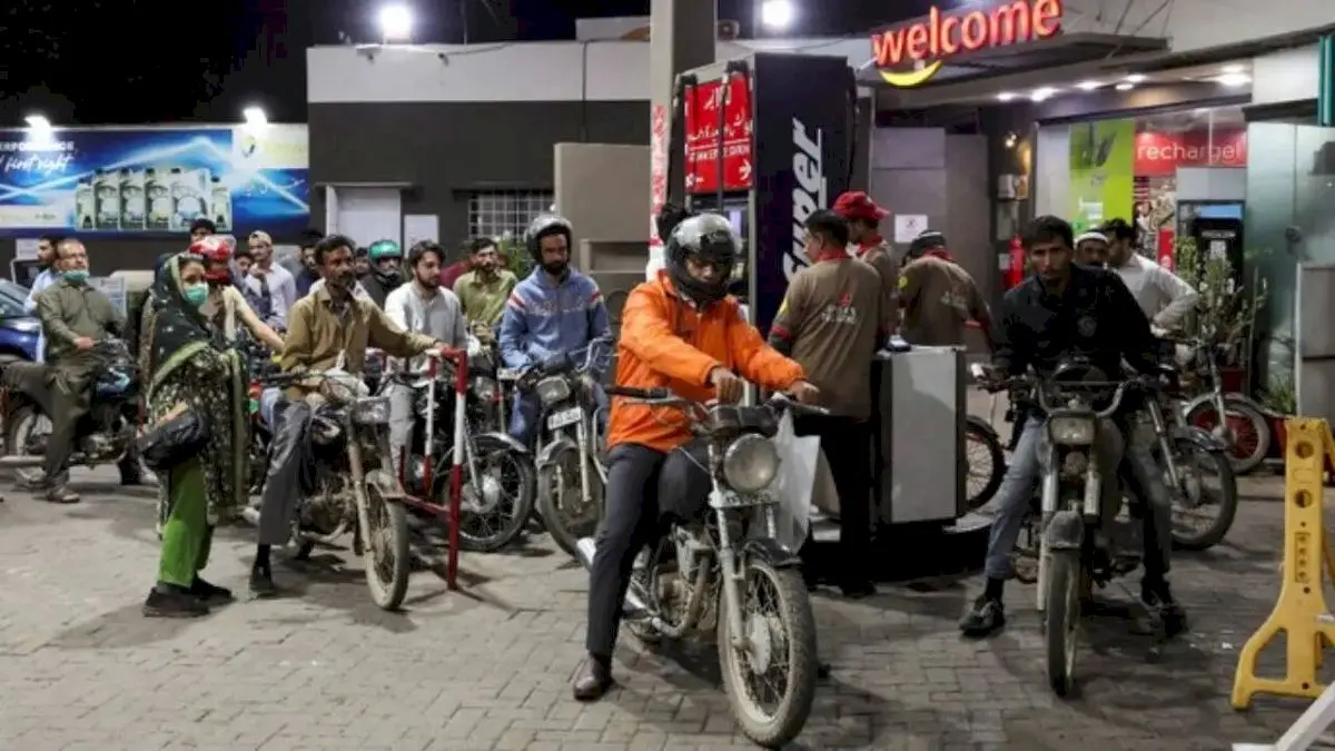 Pakistan raises petrol and diesel prices on Independence Day