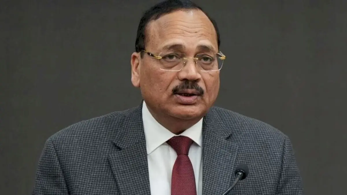 CJI सूर्यकांत ने कॉकरोच टिप्पणी पर सफाई दी, दुरुपयोग का आरोप