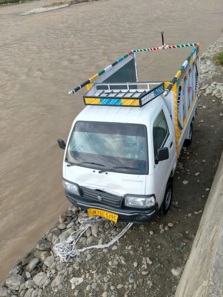 Man dies after load carrier plunges into Bandipora nallah