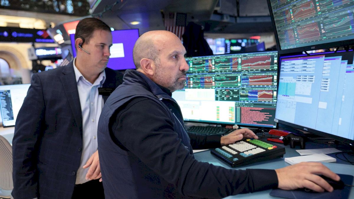 Nasdaq, S&P 500 slip as tech shares weigh on Wall Street