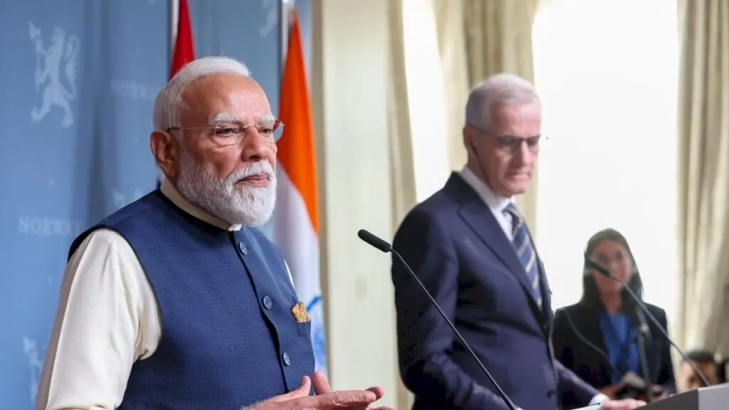 विदेश यात्राओं पर Rs 483 करोड़ खर्च, FDI का आंकड़ा 381.8 अरब डॉलर