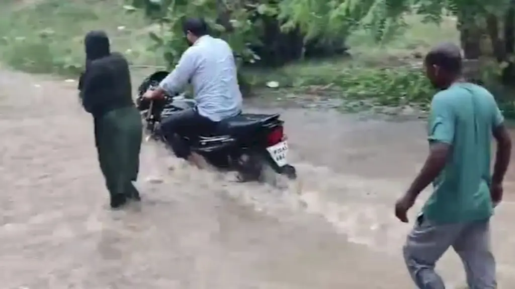 Torrential rain floods Bijnor, leaves roads submerged