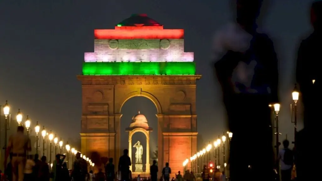 80वें स्वतंत्रता दिवस की पूर्व संध्या पर देशभर में तिरंगा रोशन