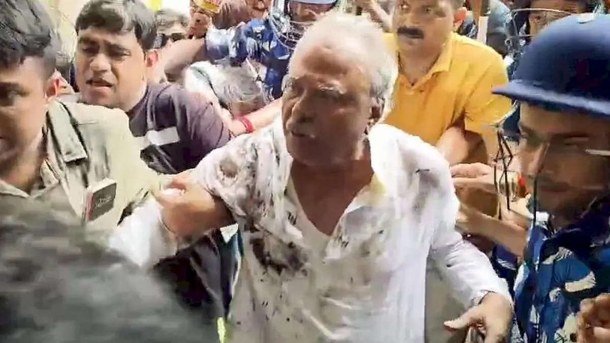 Mob attacks ex-TMC MLA Nirmal Ghosh outside Kolkata police station
